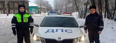 В Вологодской области автоинспекторы помогли семье с двумя детьми, чей автомобиль сломался на зимней трассе