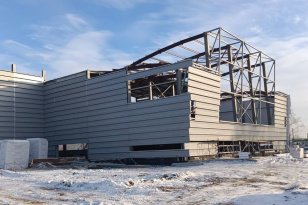 Более чем наполовину готово здание нового ФОКа с плавательным бассейном в Зиме