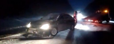 В Кузбассе сотрудники Госавтоинспекции оказали помощь автомобилисту, съехавшему в кювет