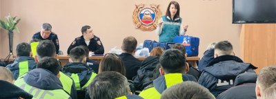 В Улан-Удэ автоинспекторов обучают применению укладок первой помощи сотрудники центра медицины катастроф