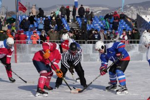 Звезды мирового спорта вновь сыграли в хоккей с командой Правительства Иркутской области на байкальском льду