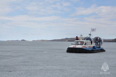 На озере Байкал транспортные средства вновь оказались в воде из-за нарушений запрета выезда на лед вне переправ