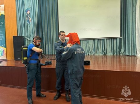 Норильские пожарные провели для учащихся класса В«МЧС-РезервВ» профориентационное занятие