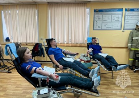 Пожарные и спасатели МЧС России стали донорами крови