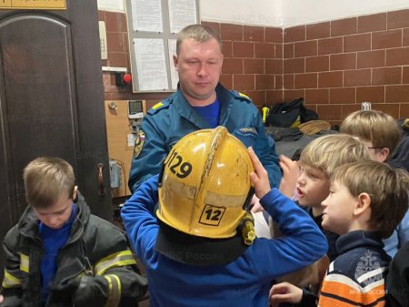 С историей пожарной охраны познакомились школьники на экскурсии в пожарной части