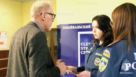Сотрудники МЧС России проверяют безопасность избирательных участков