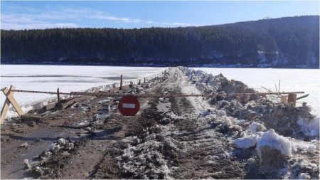 В Иркутской области из-за изменений структуры льда вследствие потепления закрыта ледовая переправа на реке Киренге в городе Киренске