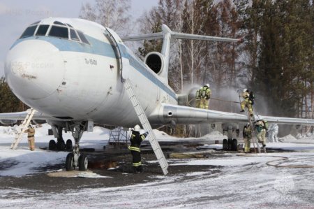В Красноярске огнеборцы потушили горящий самолет