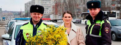 В Белгородской области стартовала акция «Цветы для автоледи»