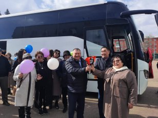 Государственному ансамблю песни и танца «Степные напевы» вручили новый автобус