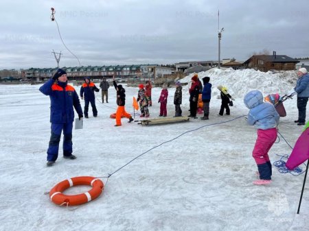 Детское спасательное многоборье В«Весенний лед-2024В» провели для школьников сотрудники МЧС России