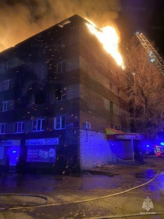 Крупный пожар в многоквартирном доме в городе Шелехове ликвидировали пожарные