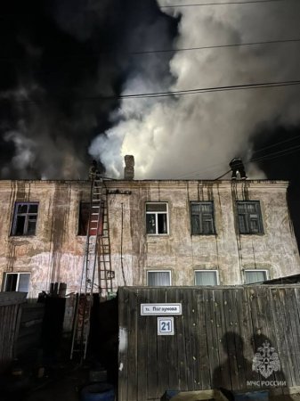 Маму с двумя детьми спасли читинские пожарные из горящей квартиры