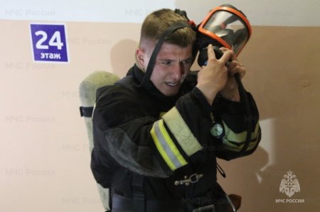 Мы первыми приходим на помощь: пожарные в Чите соревновались в скоростном подъеме на 24 этаж