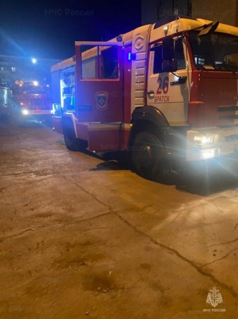 На пожаре в многоквартирном доме в Братске травмы получила женщина