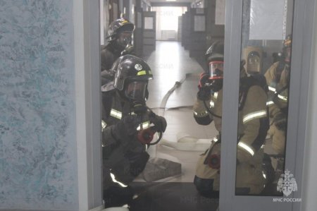 Огнеборцы защитили педколледж Читы от огня во время пожарно-тактических учений