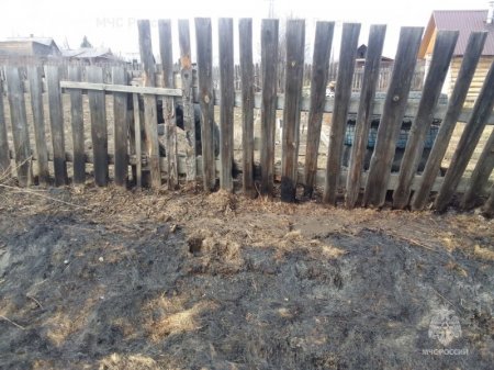 Сотрудники МЧС России напоминают о недопустимости сжигания сухостоя и мусора