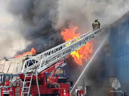 Сотрудники МЧС России остановили крупный пожар в Чите