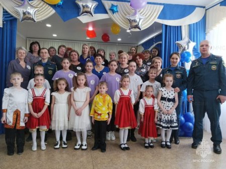 Сотрудники МЧС России поздравили центр В«НадеждаВ» с Юбилеем