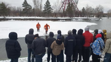 Урок по спасению в случае провала под лГ«д прошёл сегодня на Ангаре в Иркутске