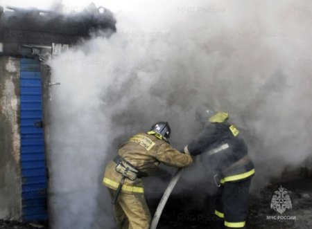В городе Братске на пожаре в гараже травмы получил пенсионер