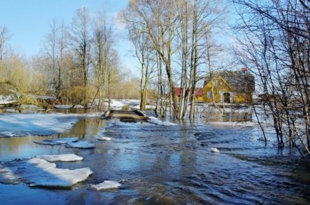 В Новосибирской области фиксируются локальные подтопления талыми водами. Что это такое и в чем разница между половодьем и паводком?