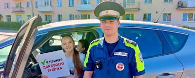 Новгородские автоинспекторы и ЮИДовцы проконсультировали водителей по правилам безопасности для детей-пассажиров в салонах автомобилей