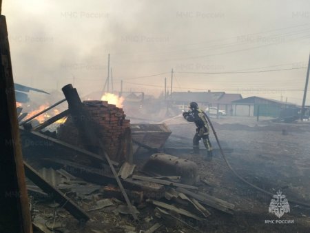 Дополнительные силы привлечены к ликвидации пожаров, возникших в садоводствах на территории Братского района