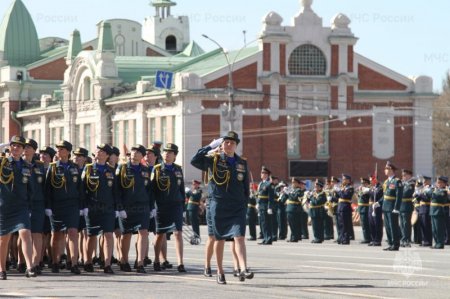 Два пеших парадных расчета МЧС России прошли по центральной площади Новосибирска в День Победы