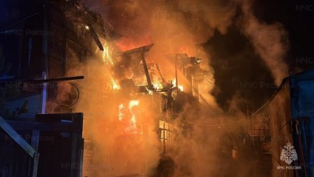 Газовые и кислородный баллоны были эвакуированы иркутским пожарными из горящего дома в садоводстве
