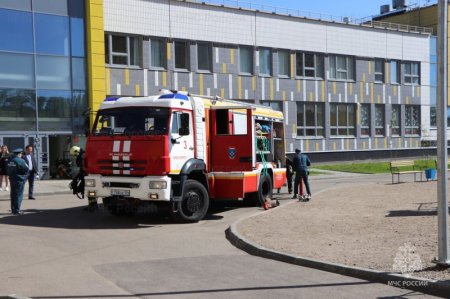 Огнеборцы МЧС России провели учения в одной из крупнейших школ края