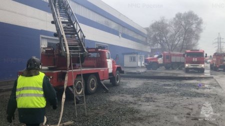 Пожарно-спасательные подразделения ликвидируют крупный пожар в Ленинском районе Новосибирска