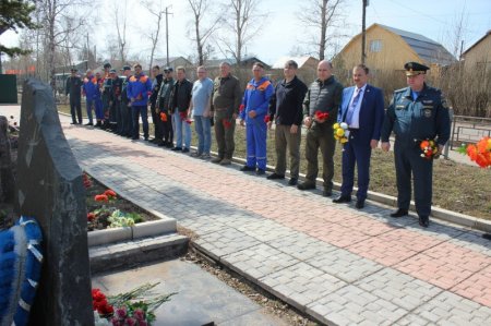 В Киренске прошло возложение цветов к памятнику погибших в катастрофе 6 мая 2013 года