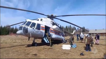Вертолётом Ми-8 в подтопленное Непой село в Катангском районе доставлены продукты питания и бутилированная вода