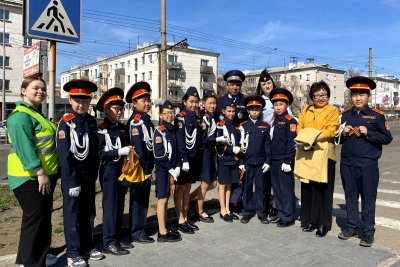 В столице Бурятии автоинспекторы и кадеты дарили участникам дорожного движения Георгиевские ленты