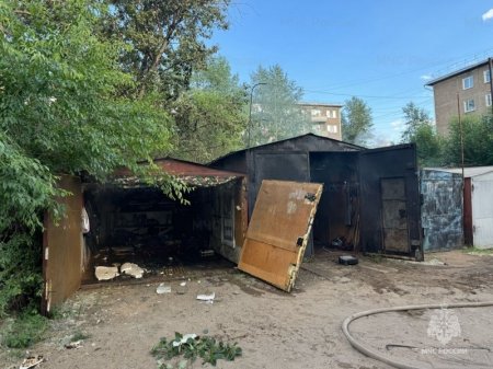 Четыре гаража-контейнера повреждены огнём в одном из дворов Читы