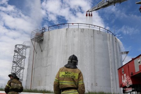 Читинские огнеборцы ликвидировали условный пожар топлива на нефтебазе