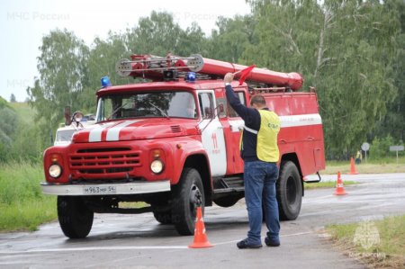 Маневры на скорость: водители МЧС России показали мастерство в управлении пожарным автомобилем