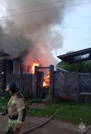 Пожарные спасли травмированного жителя Петровск-Забайкальского из охваченного огнем дома
