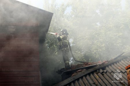 Пять газовых баллонов эвакуировали на пожаре в Иркутске
