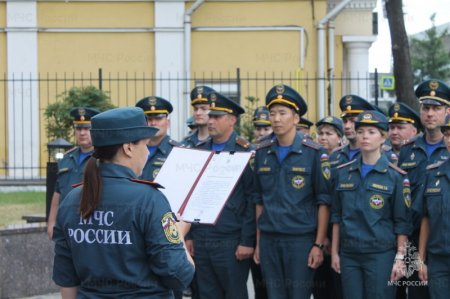 Сотрудники, принятые в ряды МЧС России, принесли торжественную присягу