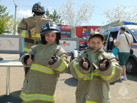 Спасатели МЧС России поздравили юных забайкальцев с Днём защиты детей