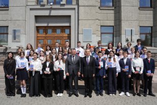 В Правительстве Иркутской области в День России вручили паспорта лучшим школьникам и награды героям