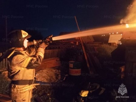 Два человека были травмированы на пожаре, произошедшем минувшей ночью в садовом доме в городе Усть-Илимске.