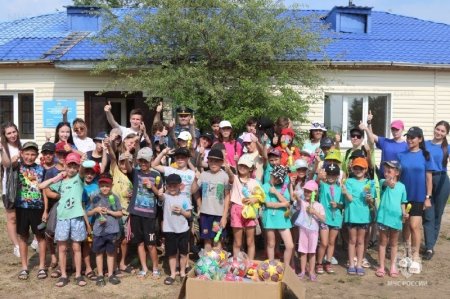 Масштабное мероприятие с детьми провели сотрудники Главного управления на озере Арахлей