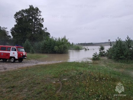 Осложнение гидрологической обстановки наблюдается на реках Иркутской области из-за затяжных дождей. Работают оперативные группы