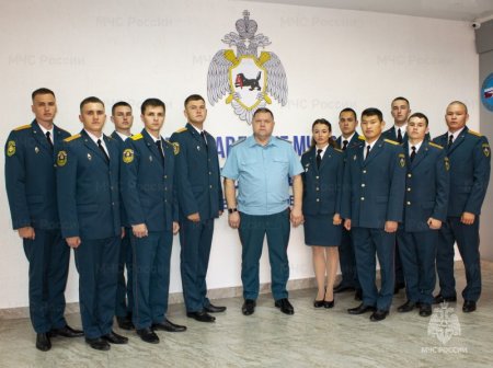 Служебные удостоверения сотрудников МЧС России были вручены одиннадцати выпускникам ведомственных вузов
