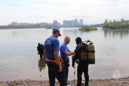 Спасатели Сибирского регионального поисково-спасательного отряда отработали навыки погружения под воду