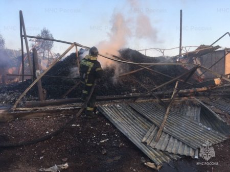 В городе Братске пожарные ликвидируют крупный пожар