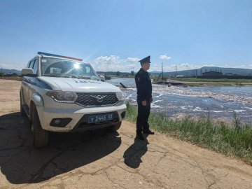 Полицейские Бурятии оказывают помощь гражданам, оказавшимся в зонах подтопления